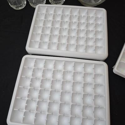 Set of 6 juice glasses - ice cube trays - glass water pitcher and two plastic Rubbermaid pitchers