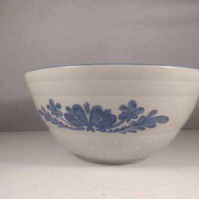 Pfaltzgraff Yorktowne Pottery Nesting Bowl Trio