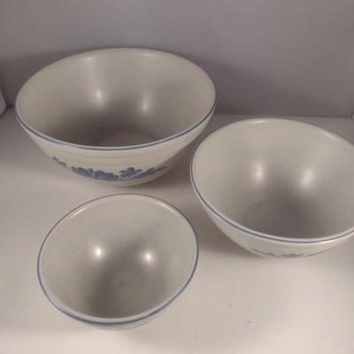 Pfaltzgraff Yorktowne Pottery Nesting Bowl Trio