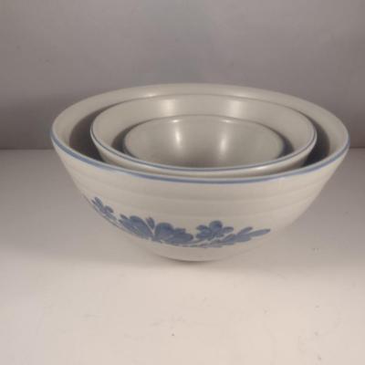 Pfaltzgraff Yorktowne Pottery Nesting Bowl Trio