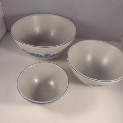 Pfaltzgraff Yorktowne Pottery Nesting Bowl Trio
