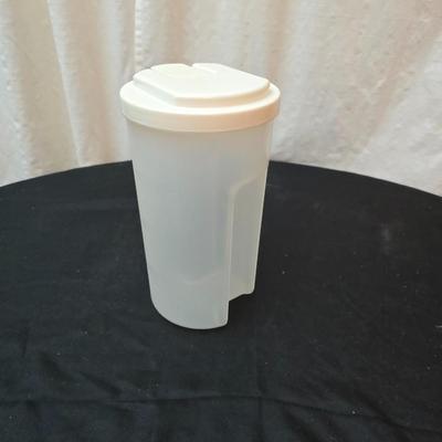 Perfect for morning fruit shakes! Cuisinart drink mixer with some plastic cups and plastic containers for fluids