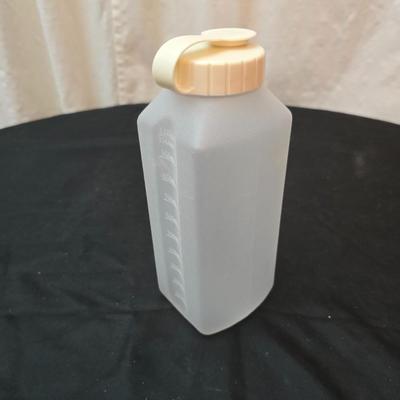 Perfect for morning fruit shakes! Cuisinart drink mixer with some plastic cups and plastic containers for fluids