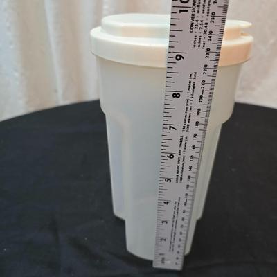 Perfect for morning fruit shakes! Cuisinart drink mixer with some plastic cups and plastic containers for fluids