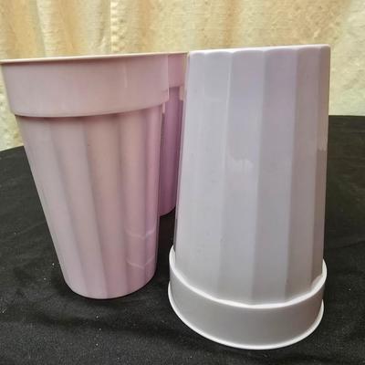 Perfect for morning fruit shakes! Cuisinart drink mixer with some plastic cups and plastic containers for fluids