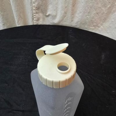 Perfect for morning fruit shakes! Cuisinart drink mixer with some plastic cups and plastic containers for fluids