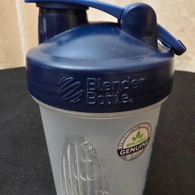 Perfect for morning fruit shakes! Cuisinart drink mixer with some plastic cups and plastic containers for fluids