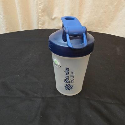 Perfect for morning fruit shakes! Cuisinart drink mixer with some plastic cups and plastic containers for fluids
