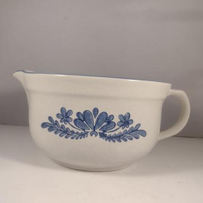 Pfaltzgraff Yorktowne Pottery Batter Bowl with Handle and Spout
