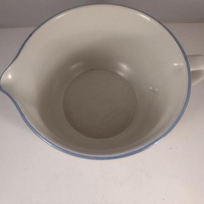 Pfaltzgraff Yorktowne Pottery Batter Bowl with Handle and Spout