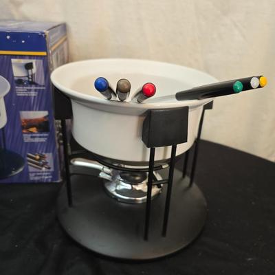 Presto multi cooker / steamer and Distinction 10-piece cheese Fondue set