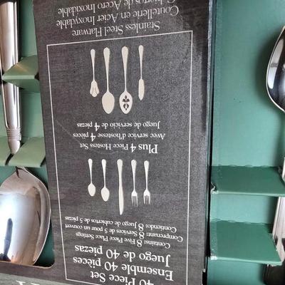 Complete Pfaltzgraff Perennials 40-piece flatware set