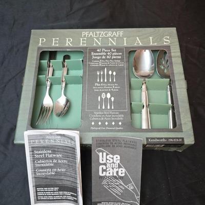 Complete Pfaltzgraff Perennials 40-piece flatware set