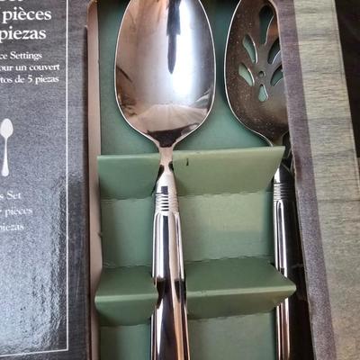 Complete Pfaltzgraff Perennials 40-piece flatware set