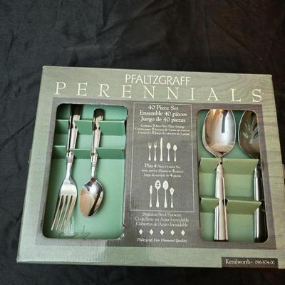 Complete Pfaltzgraff Perennials 40-piece flatware set