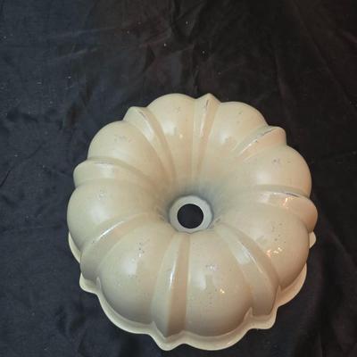 Pies, Bundt cakes, spring pans, bread pans, and more