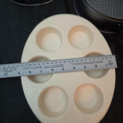 Pies, Bundt cakes, spring pans, bread pans, and more
