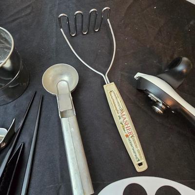 Kitchen gadgets - Kitchen scale - Strainer - Baster - can openers and more