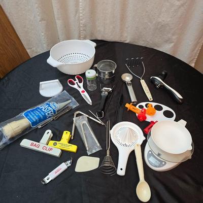 Kitchen gadgets - Kitchen scale - Strainer - Baster - can openers and more