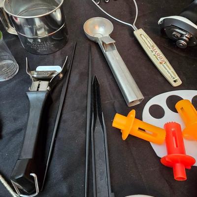 Kitchen gadgets - Kitchen scale - Strainer - Baster - can openers and more