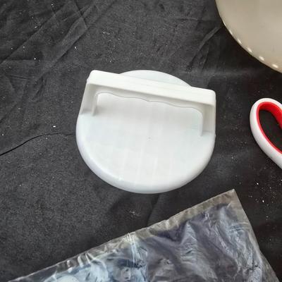 Kitchen gadgets - Kitchen scale - Strainer - Baster - can openers and more
