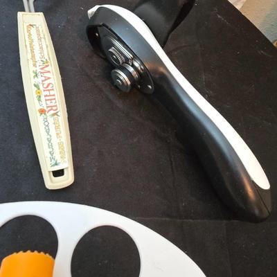 Kitchen gadgets - Kitchen scale - Strainer - Baster - can openers and more