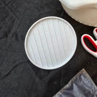 Kitchen gadgets - Kitchen scale - Strainer - Baster - can openers and more
