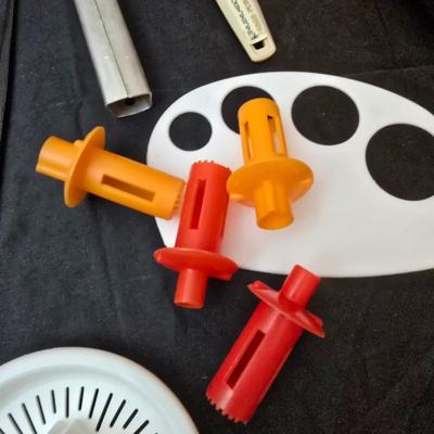 Kitchen gadgets - Kitchen scale - Strainer - Baster - can openers and more