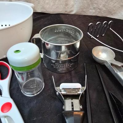 Kitchen gadgets - Kitchen scale - Strainer - Baster - can openers and more