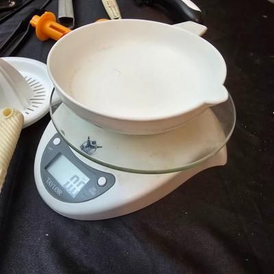 Kitchen gadgets - Kitchen scale - Strainer - Baster - can openers and more