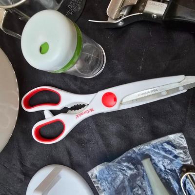 Kitchen gadgets - Kitchen scale - Strainer - Baster - can openers and more