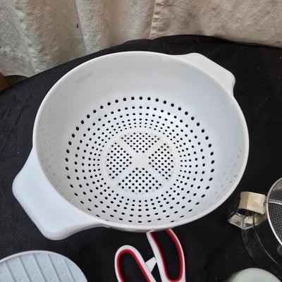 Kitchen gadgets - Kitchen scale - Strainer - Baster - can openers and more
