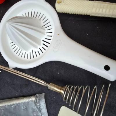 Kitchen gadgets - Kitchen scale - Strainer - Baster - can openers and more