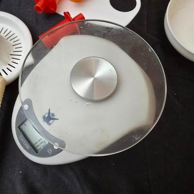 Kitchen gadgets - Kitchen scale - Strainer - Baster - can openers and more