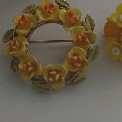 Ceramic trinket box with vintage brooch, earrings and more