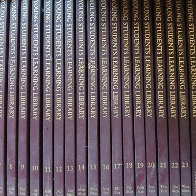 Set of Young students learning Library volumes 1 - 23 With atlas and dictonary