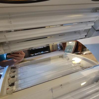 Daavlin M Series Hand/Foot Phototherapy Unit. (GB-JS)