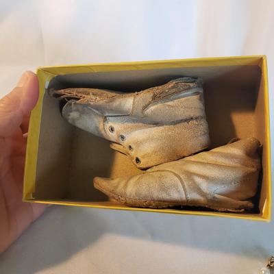 Vintage Vanity-Avon, Souvenire Knives, Jewelry and More (D-KD)