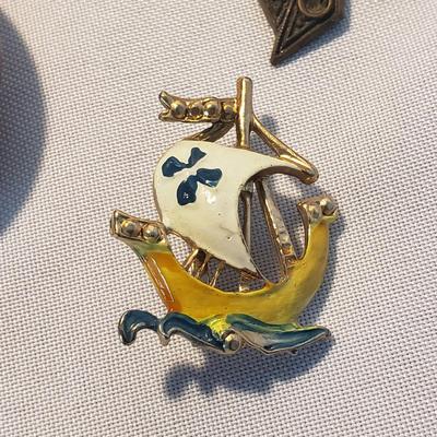 Vintage Vanity-Avon, Souvenire Knives, Jewelry and More (D-KD)