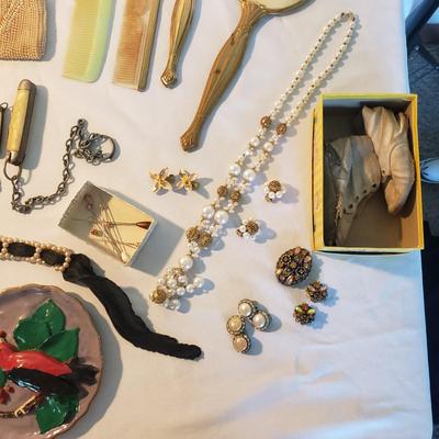 Vintage Vanity-Avon, Souvenire Knives, Jewelry and More (D-KD)