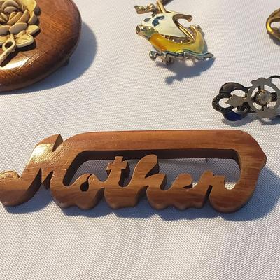 Vintage Vanity-Avon, Souvenire Knives, Jewelry and More (D-KD)