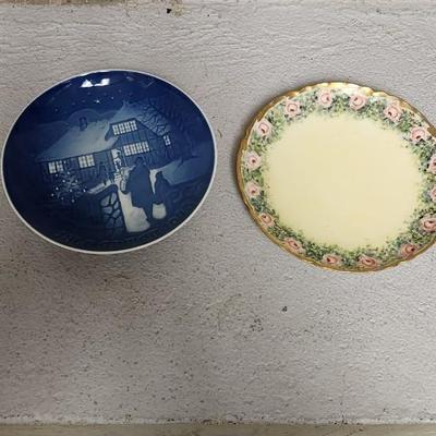Sale Photo Thumbnail #262: Misc porcelain and stoneware clean up lot. The small plate is metal. Gorgeous hand painted pieces and an odd Fiesta harlequin cup.