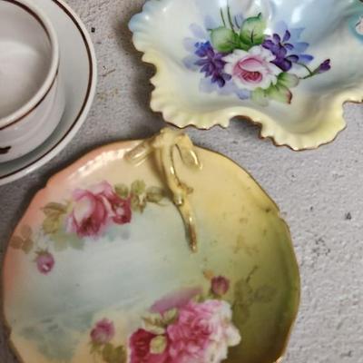 Sale Photo Thumbnail #254: Misc porcelain and stoneware clean up lot. The small plate is metal. Gorgeous hand painted pieces and an odd Fiesta harlequin cup.
