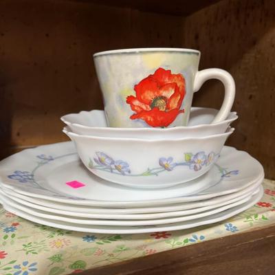 Sale Photo Thumbnail #47: New glassware, bowls, cups, And more.