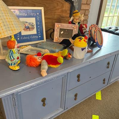 Sale Photo Thumbnail #105: Clowns, Toys, Coffee table/ Benches
Picture and more.