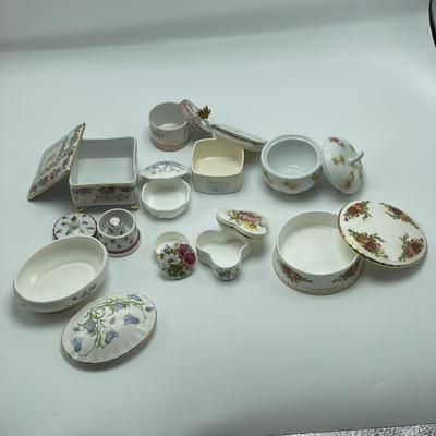 Limoges, Lenox, Wedgwood & MOMA : 40+ Porcelain Boxes (B3-SS)