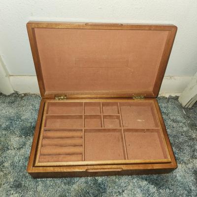 Wooden jewelry box