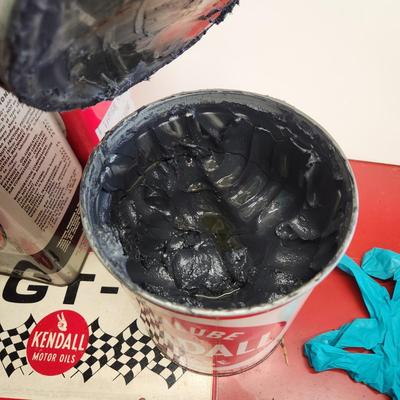 Lot of Vintage Kendall Lubericant Grease Gt-1 Oil , Wynne's Friction Proofing Cans