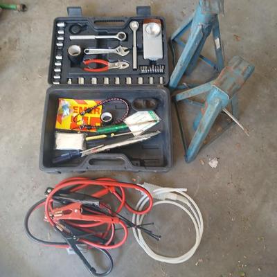 Vehicle emergency / safty set with jumper cables and a set of car jacks