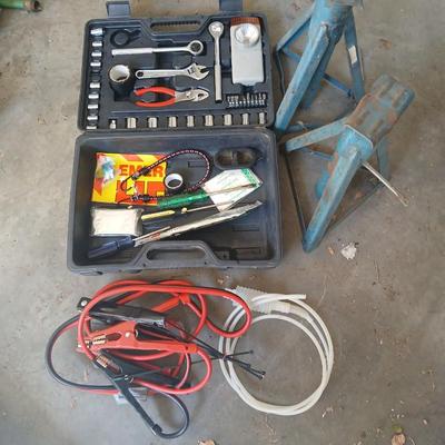Vehicle emergency / safty set with jumper cables and a set of car jacks